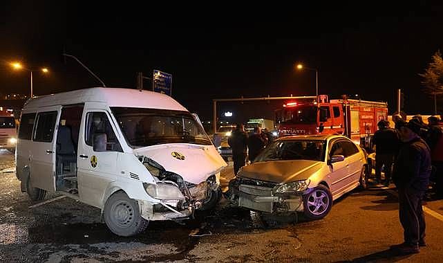 Minib S Ile Otomobil Kafa Kafaya Geldi Asay Erzurum Pusula