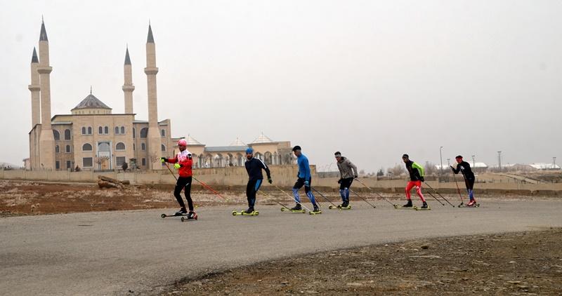 Muş'ta kar yağmayınca kayak takımı sporcuları asfaltta çalışıyor