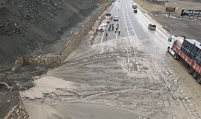 Erzincan-Sivas kara yolunda heyelan